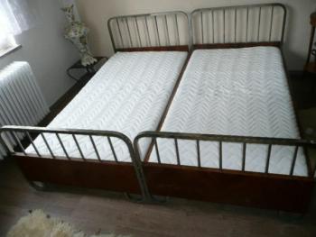 Dv postele 